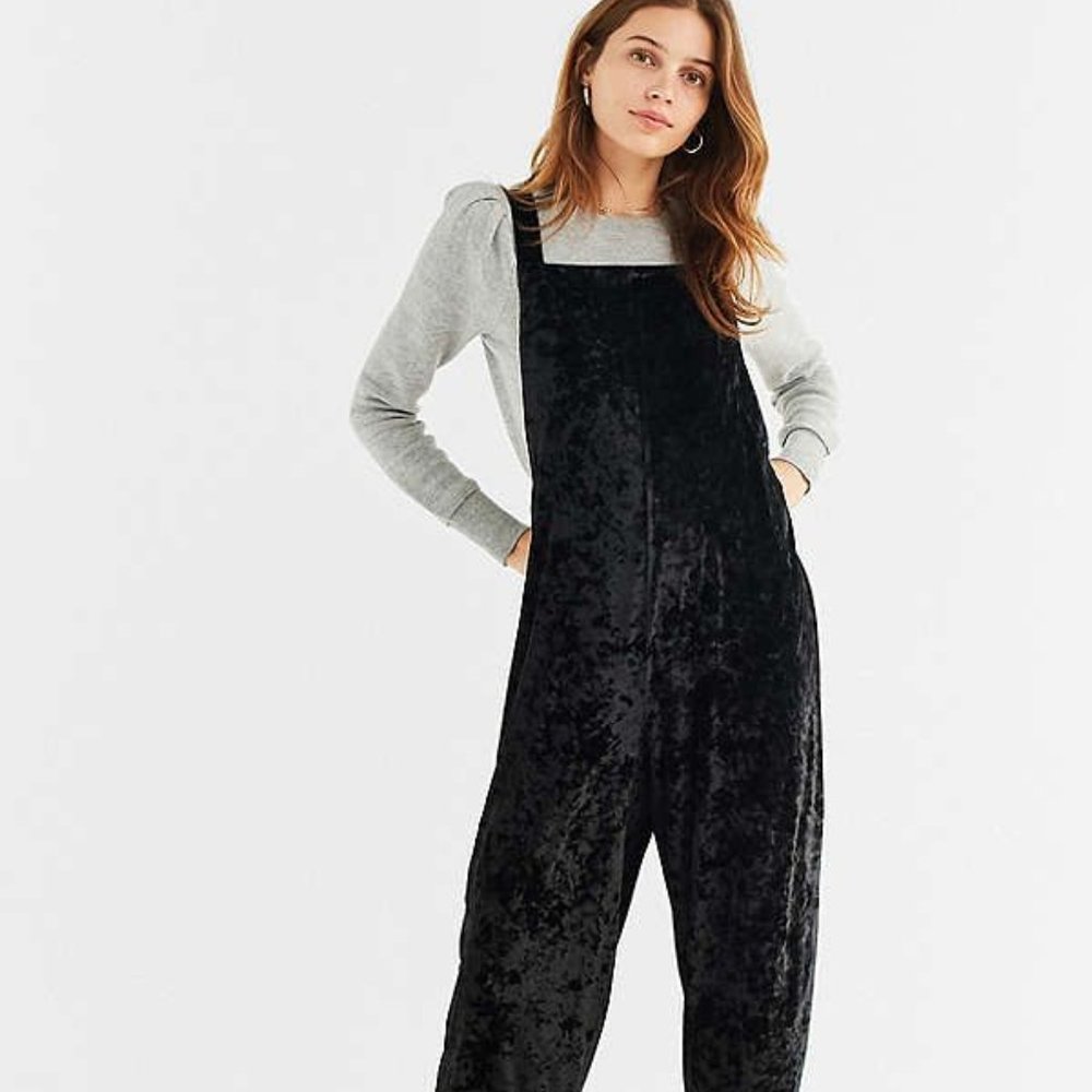 Urban Outfitters Black Crushed Velvet Cropped Straight Leg Overall Jumpsuit S